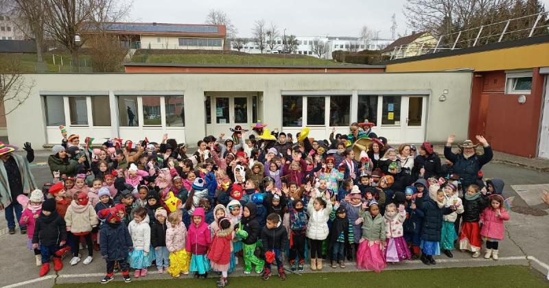 Défilé de carnaval joyeux et coloré en France, illustrant l'ambiance festive et la participation de la communauté